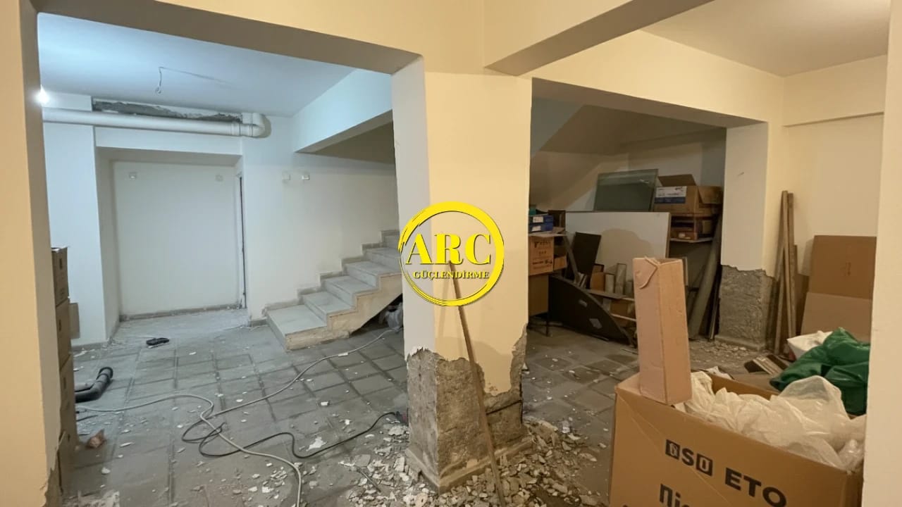 Hasarlı betonarme kolonun karbon fiber güçlendirme öncesi hali