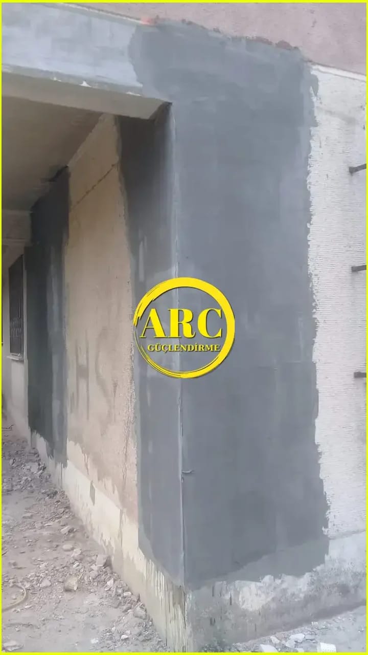 Profesyonel karbon fiber uygulama ekibi çalışmada